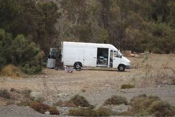 La Policía Local pilla in fraganti a dos hombres cuando desguazaban chatarra industrial en el Barranco Real/TA.